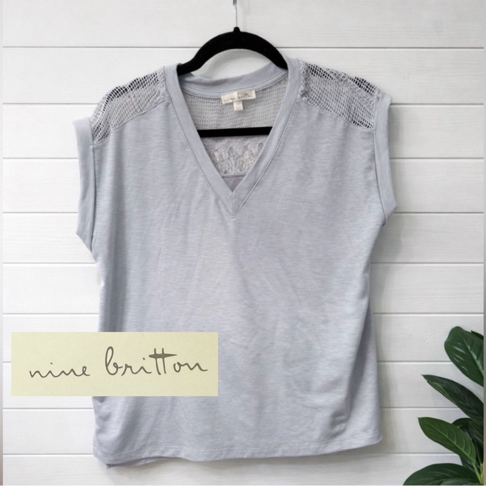 👚🩵🌺Nine Britton Gray V-Neck Lace Shoulder Top | Size Small | Casual Chic Blouse - Picture 2 of 5